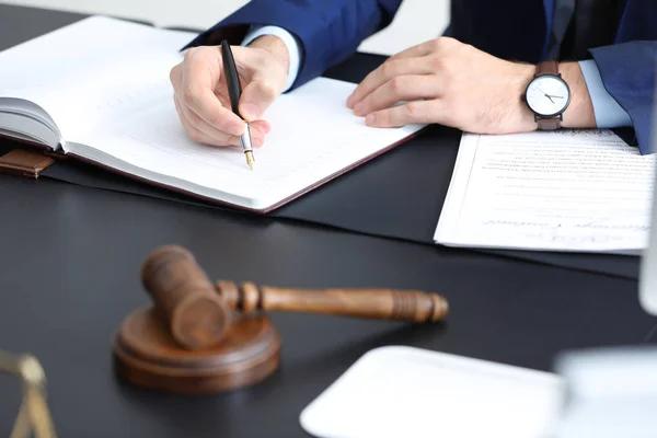 The Role of Expert Witnesses in Personal Injury Trials